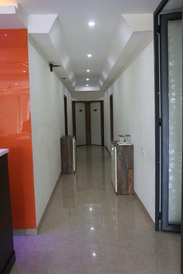 Отель S.R. Residency Zirakpur Экстерьер фото