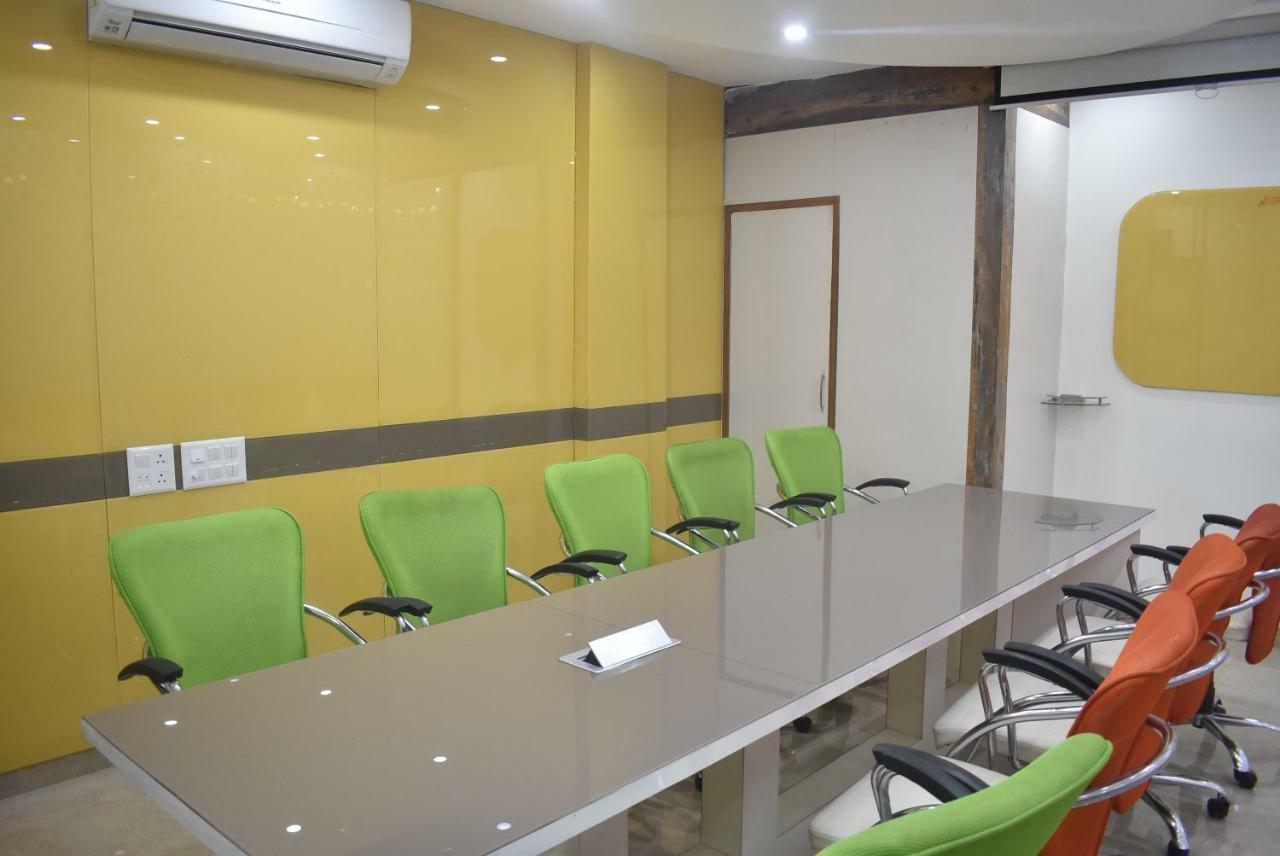 Отель S.R. Residency Zirakpur Экстерьер фото
