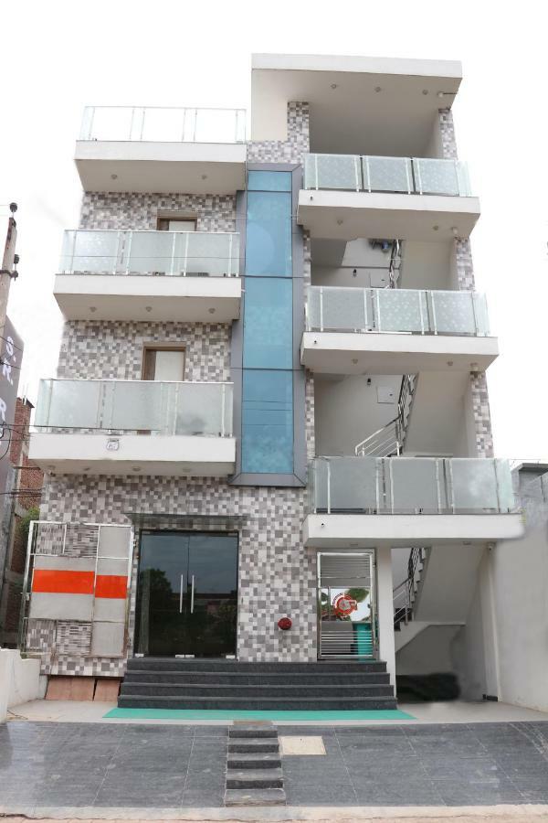 Отель S.R. Residency Zirakpur Экстерьер фото