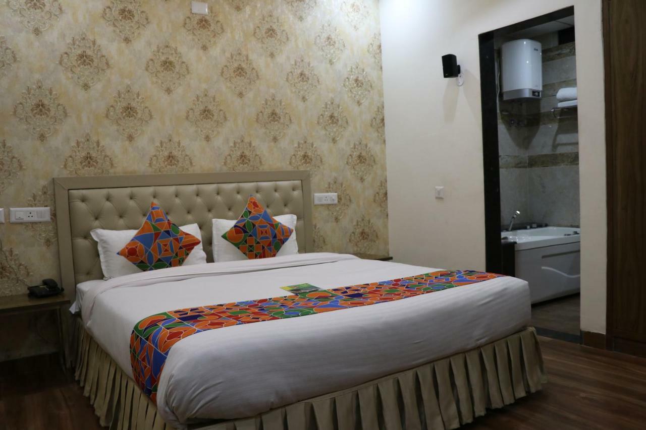 Отель S.R. Residency Zirakpur Экстерьер фото