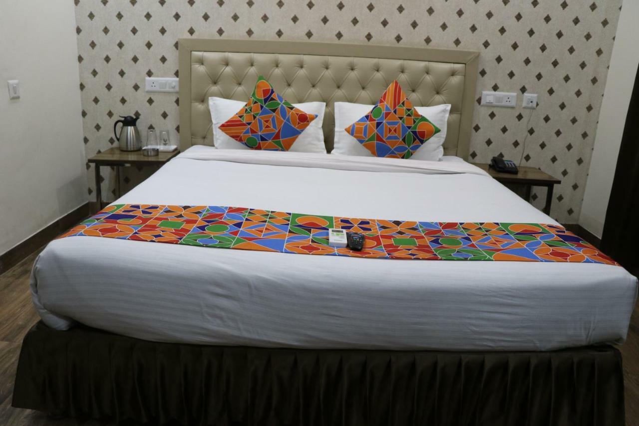Отель S.R. Residency Zirakpur Экстерьер фото