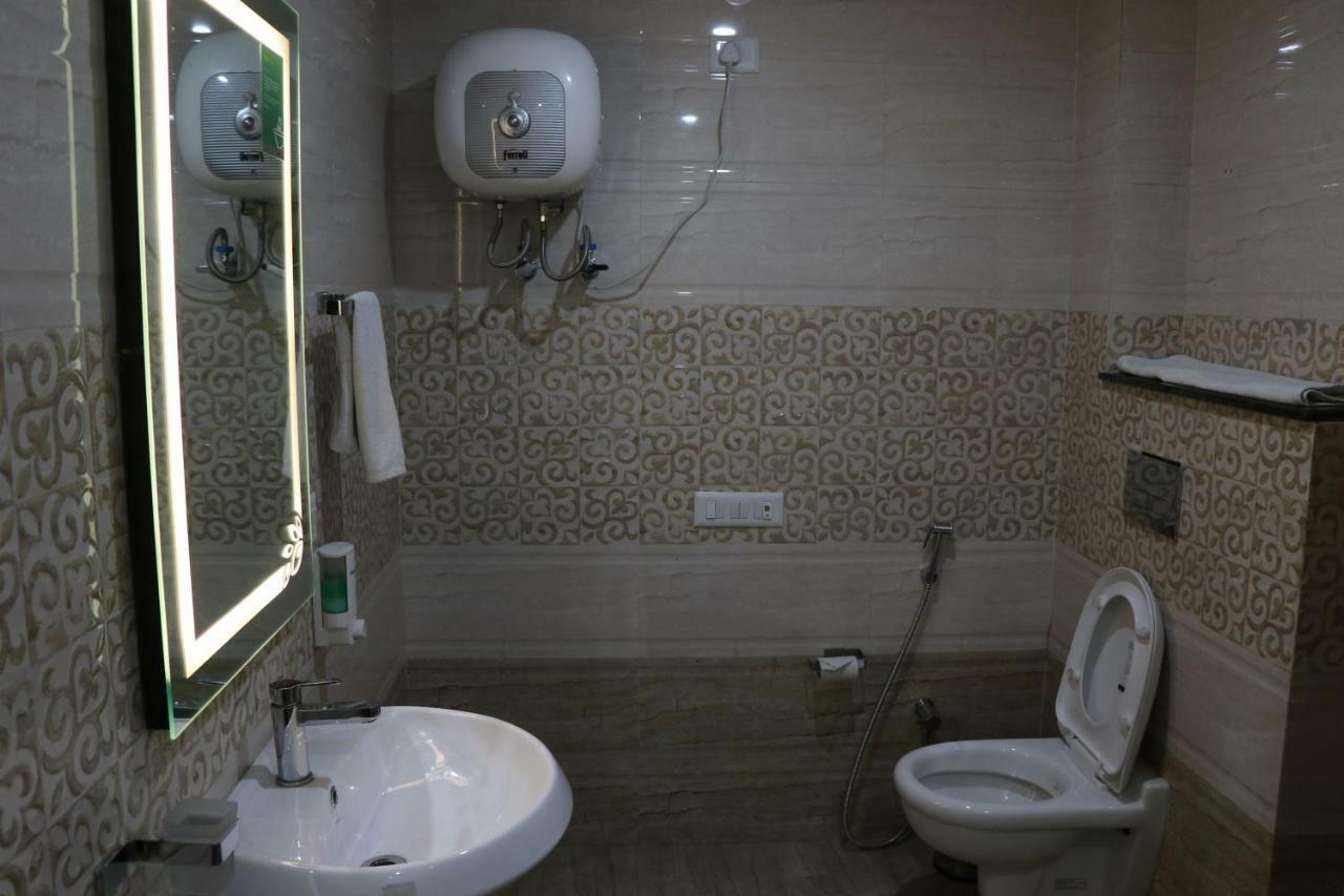 Отель S.R. Residency Zirakpur Экстерьер фото