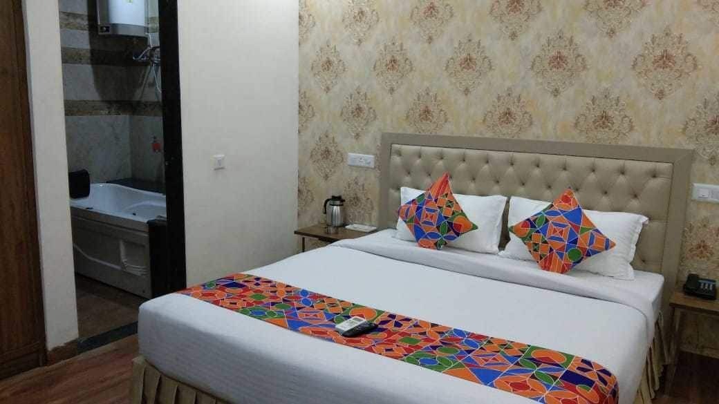 Отель S.R. Residency Zirakpur Экстерьер фото