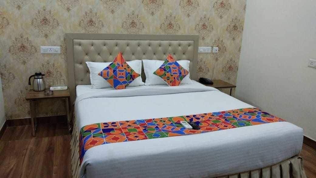 Отель S.R. Residency Zirakpur Экстерьер фото